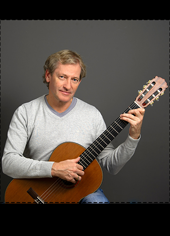 Hans Kuhlmann mit seiner klassischen Gitarre